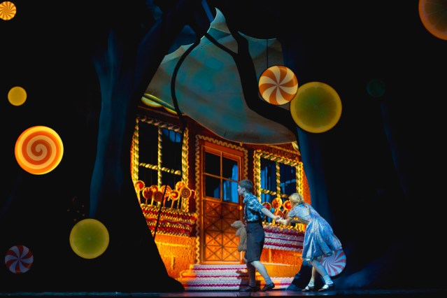 andrew-peasgood-and-bethany-kingsley-garner-in-scottish-ballets-hansel-gretel-photo-by-christina-riley-2